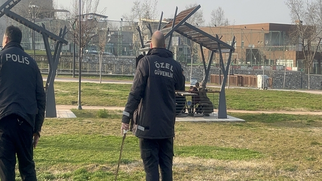 Kavgayı ayırmaya çalışan güvenlik görevlisi, döner bıçağıyla yaralandı