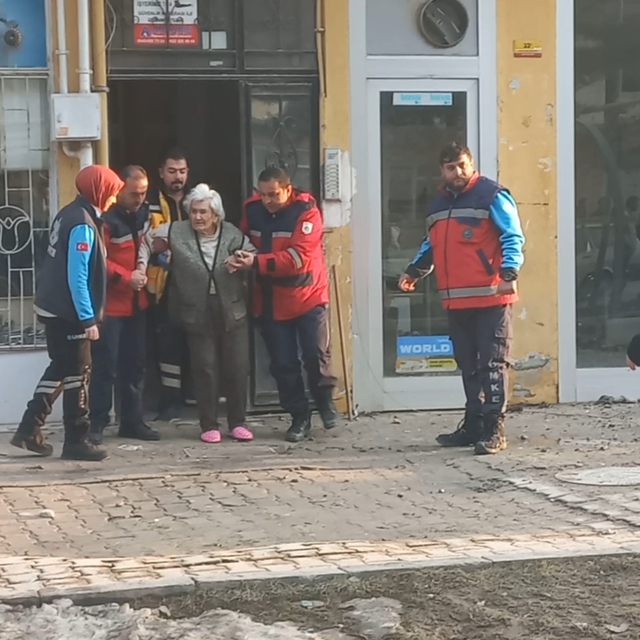 Malatya'da yıkımı yapılan bina, yanındaki apartmana zarar verdi