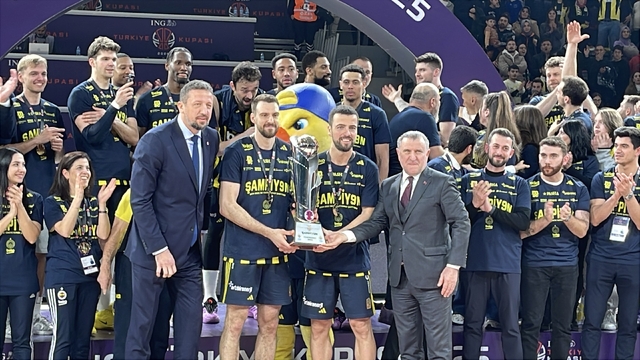 Türkiye Kupası'nın sahibi Fenerbahçe Beko kupasını aldı