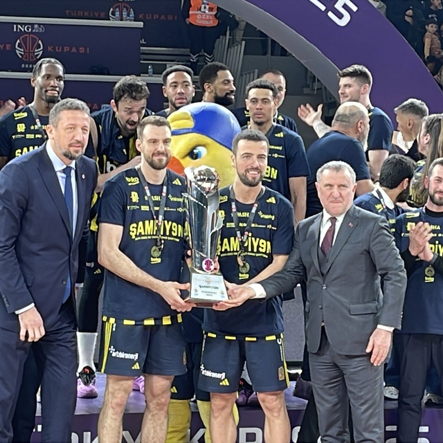 Türkiye Kupası'nın sahibi Fenerbahçe Beko kupasını aldı