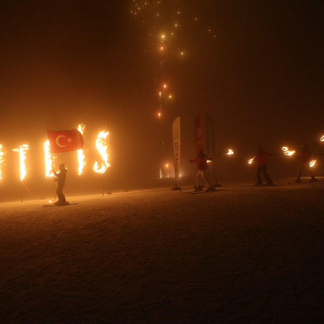 Bitlis'te meşaleli kayak gösterisi yapıldı