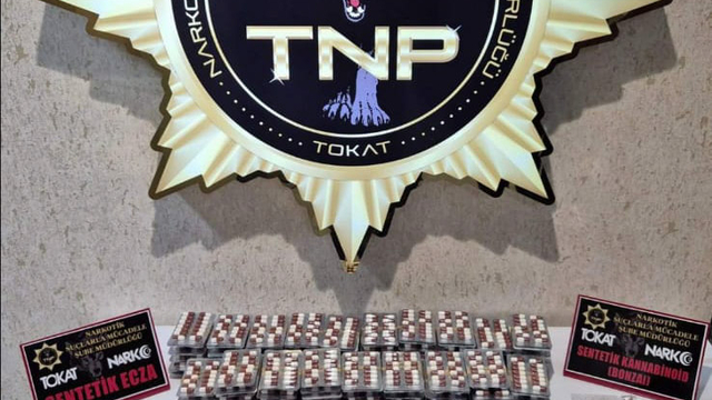 Tokat'ta düzenlenen operasyonda 7 bin 916 sentetik ecza hapı ele geçirildi