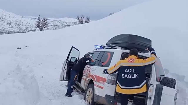 Ambulans kara saplandı, hastayı iş makinesi aldı