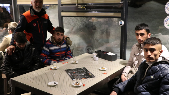 Ali Dağı'nın zirvesinde mahsur kalan 4 genç, 2 saatte kurtarıldı