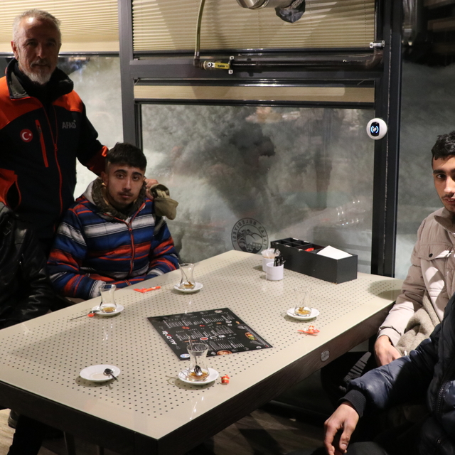 Ali Dağı'nın zirvesinde mahsur kalan 4 genç, 2 saatte kurtarıldı