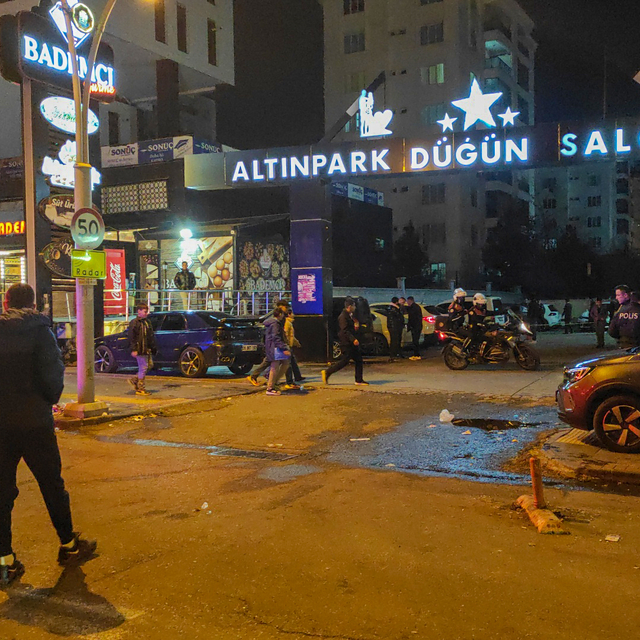 Diyarbakır'da düğün salonu önünde çıkan kavgada 3 kişi yaralandı