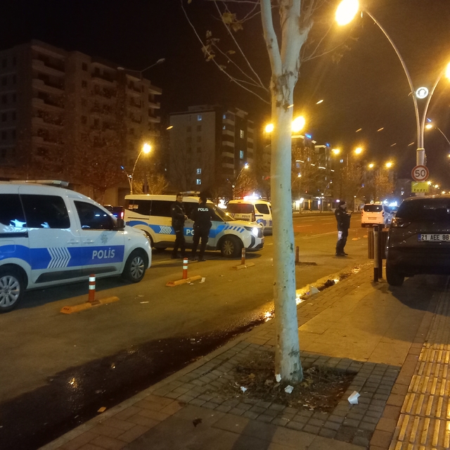 Diyarbakır'da düğün salonu önünde silahlı, bıçaklı kavga: 3 yaralı