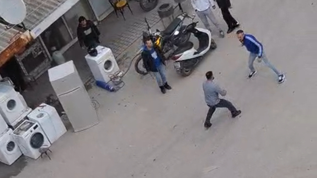 Tartıştığı husumetlisini bıçakla öldürdü; olay kamerada