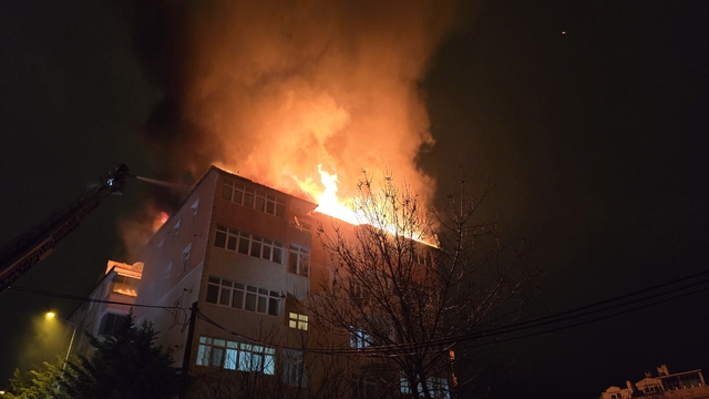 Tekirdağ'da bir apartmanda çıkan yangında 6 kişi dumandan etkilendi