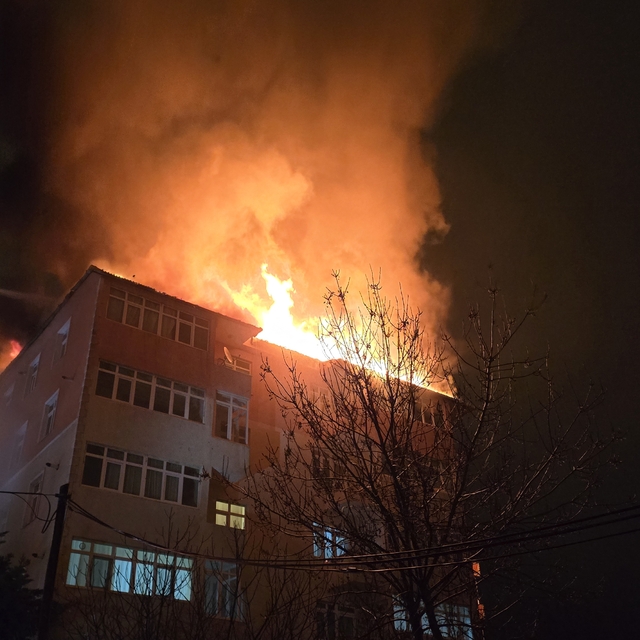 Tekirdağ'da bir apartmanda çıkan yangında 6 kişi dumandan etkilendi