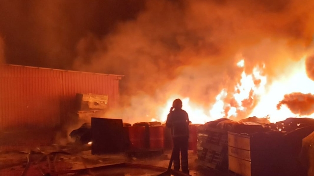 Kauçuk fabrikasında çıkan yangın, 4 saatte söndürüldü