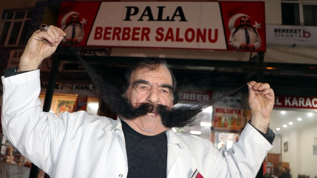 'Pala berber', 60 yıldır kesmediği 1 metrelik bıyığı ile ilçenin tanıtımını yapıyor