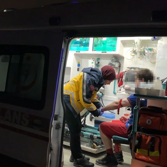 Takla atan otomobildeki 4 kişi yaralandı