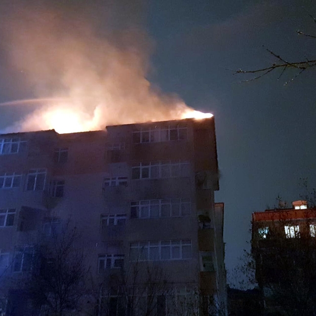 6 katlı binadaki çatı yangınında 6 kişi dumandan etkilendi