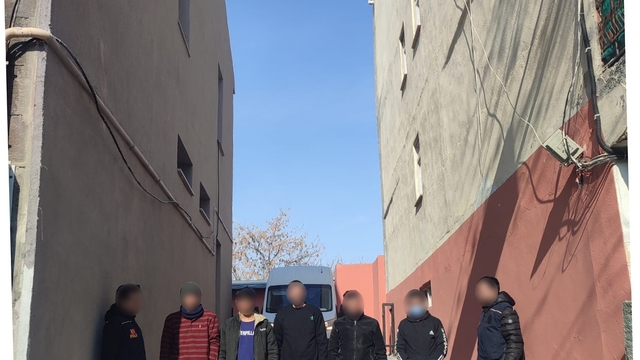 Kars'ta Afganistan uyruklu 5 düzensiz göçmen sahte pasaportla yakalandı