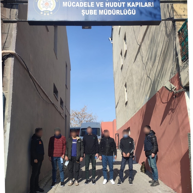Kars'ta Afganistan uyruklu 5 düzensiz göçmen sahte pasaportla yakalandı