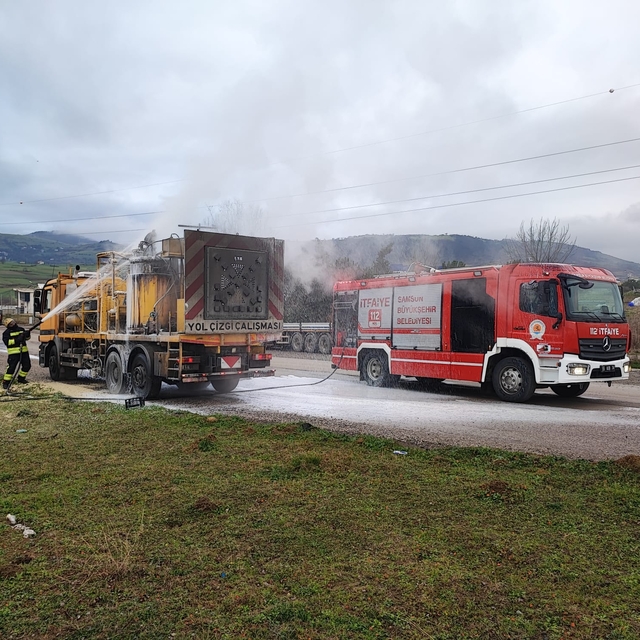 Yol çizgi çalışmasında kullanılan kamyonda çıkan yangın, söndürüldü
