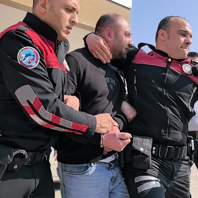 Otomobilinde sızan alkollü sürücü, polise direnip tehdit etti