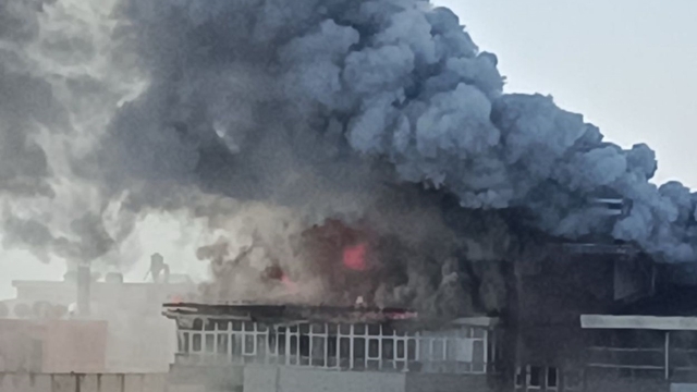 10 katlı binanın çatı kaındaki dairere çıkan yangın, 1 saatte söndürüldü