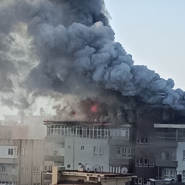 10 katlı binanın çatı kaındaki dairere çıkan yangın, 1 saatte söndürüldü