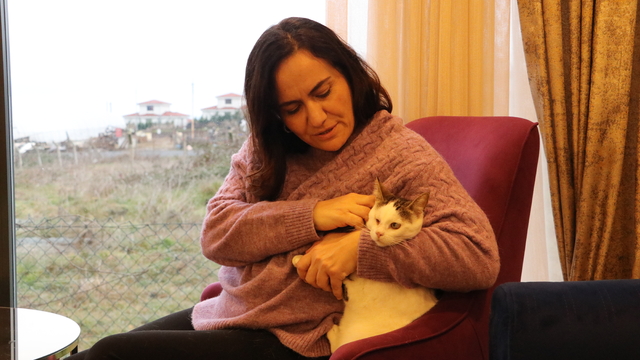 Tekirdağlı hayvansever, görme engelli kedisine anne şefkatiyle bakıyor
