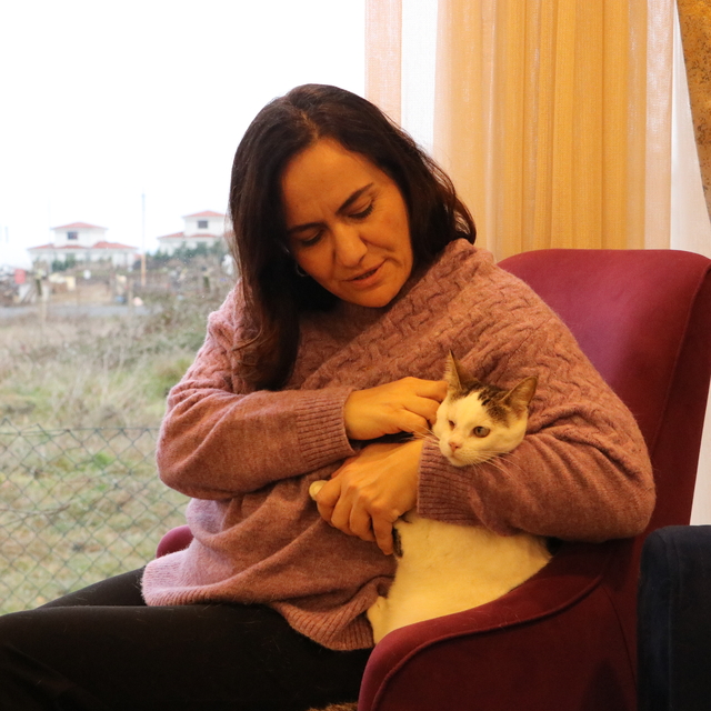 Tekirdağlı hayvansever, görme engelli kedisine anne şefkatiyle bakıyor