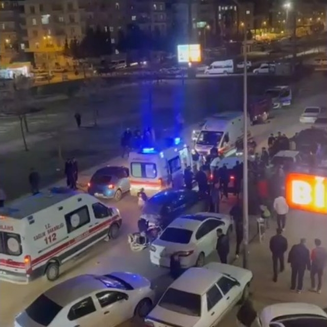 Asansör kabini 2'nci kattan düştü; 5 yaralı