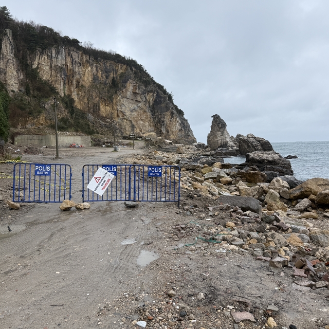 Yamaçtan kopan kaya parçaları denize yuvarlandı, bölge girişlere kapatıldı