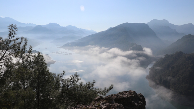 Burdur'da doğaseverler Karacören Barajı'nda manzaranın keyfini çıkardı