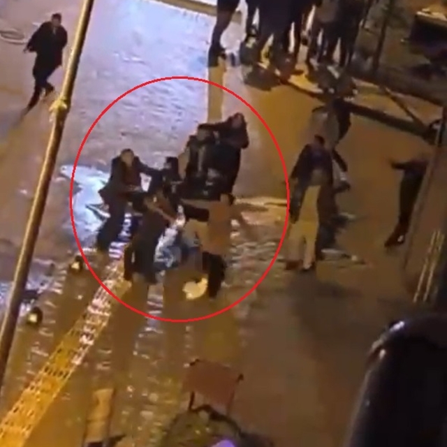 Polis, bıçaklı- sopalı kavgayı havaya ateş açarak sonlandırdı; 1'i polis, 2...