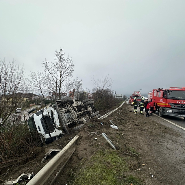 Sapanca'da otomobil ile kamyonun çarpıştığı kazada 3 kişi yaralandı