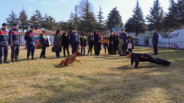 Tokat'ta otizmli öğrencinin doğum günü kutlaması jandarmada yapıldı
