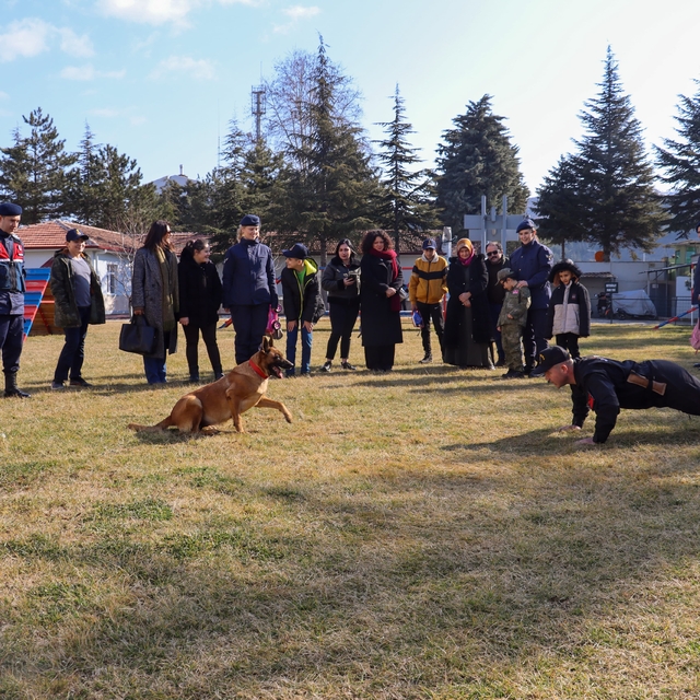 Tokat'ta otizmli öğrencinin doğum günü kutlaması jandarmada yapıldı