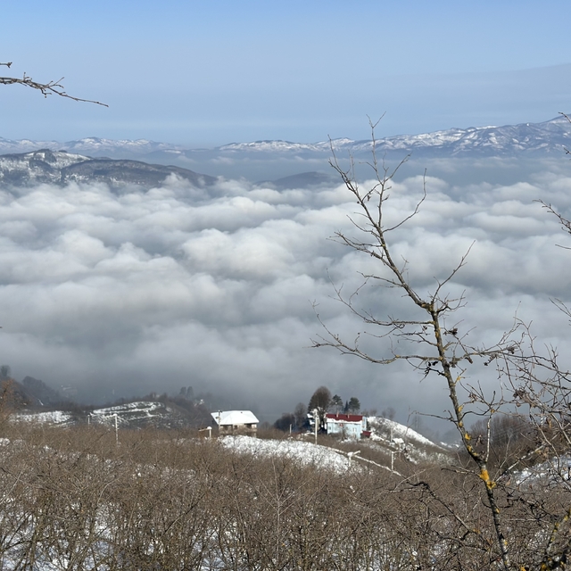 Düzce Ovası'nı kaplayan sis, karla kaplı yüksek kesimlerden görüntülendi