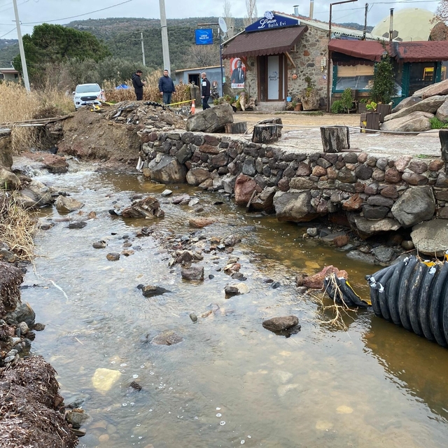 Çanakkale'de sağanak nedeniyle köprü çöktü