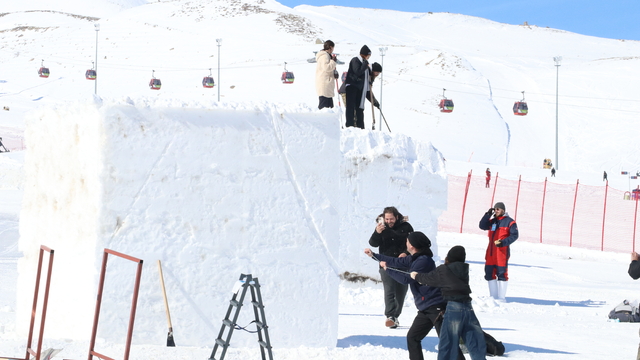 Erciyes'teki kar kazma kürekle sanat eserine dönüşüyor