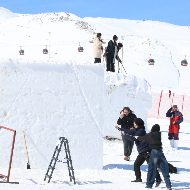 Erciyes'teki kar kazma kürekle sanat eserine dönüşüyor