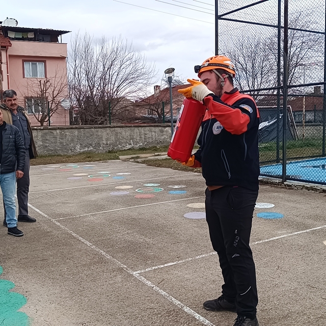 Pazaryeri Gençlik ve Spor İlçe Müdürlüğü personeline yangın eğitimi verildi...