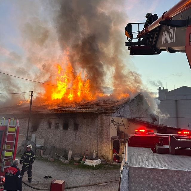 Denizli'de alçı atölyesinde çıkan yangın söndürüldü