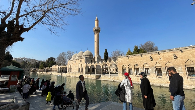 Şanlıurfa'da güneşli havayı fırsat bilenler Balıklıgöl'de vakit geçirdi