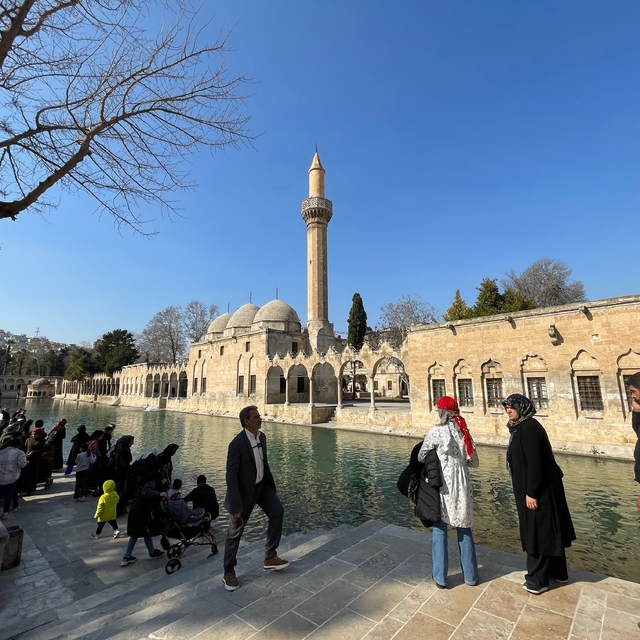 Şanlıurfa'da güneşli havayı fırsat bilenler Balıklıgöl'de vakit geçirdi