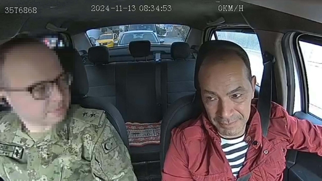 Askeri üniformayla dolandırıcılıktan yargılanan sanığa ceza ve tahliye