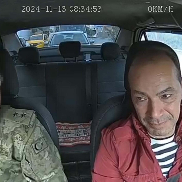 Askeri üniformayla dolandırıcılıktan yargılanan sanığa ceza ve tahliye