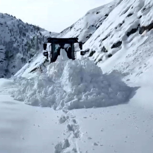 Batman'da 11 yerleşim yerinin yolu kardan kapandı