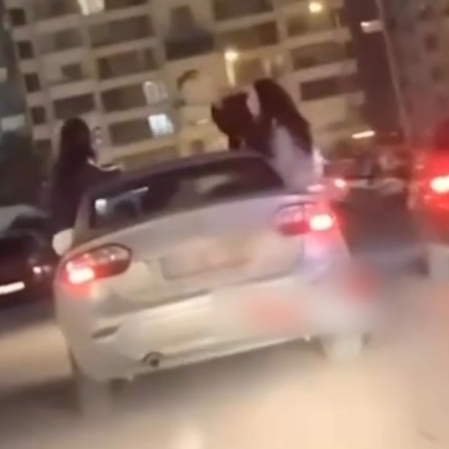 3 yolcu otomobilin camlarından sarktı; sürücüye 2 bin 979 TL ceza