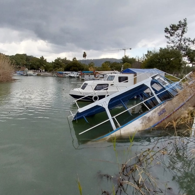 Ortaca'da barınaktaki balıkçı teknesi battı