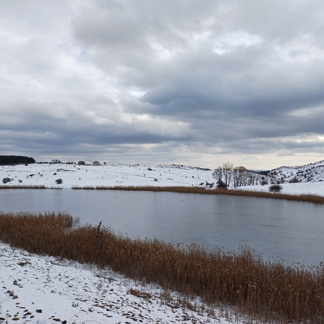 Gerede Gölü'nün yüzeyi buz tuttu