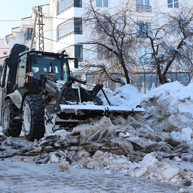 Bingöl'de yollar buzlardan temizleniyor