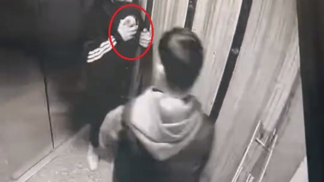 Çaldıkları ayakkabıları montlarının içine sakladılar