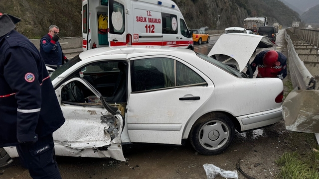 Sakarya'da bariyere çarpan otomobilin sürücüsü öldü